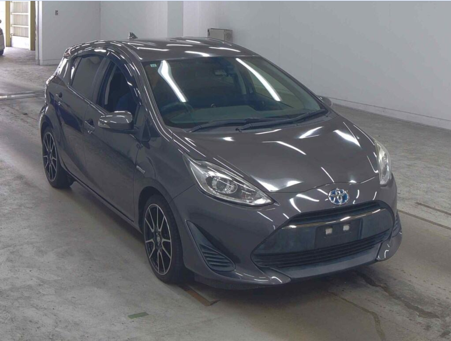 TOYOTA AQUA 2017